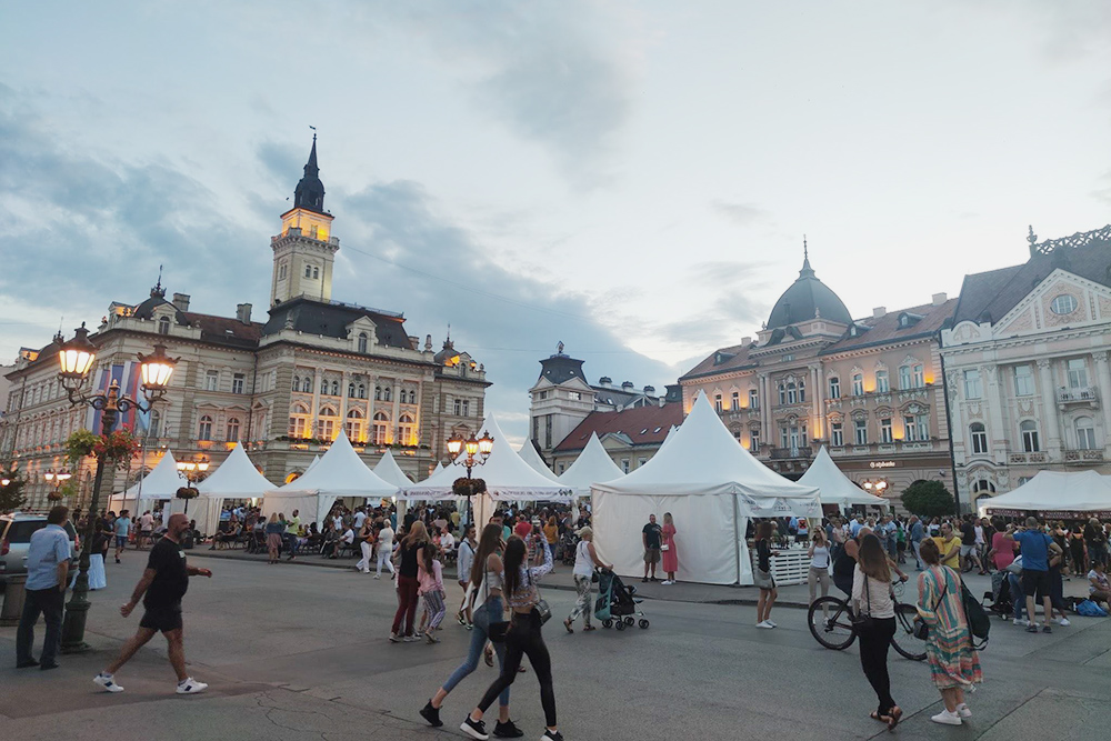 Это фестиваль вина Inter Fest на главной площади в Нови⁠-⁠Саде
