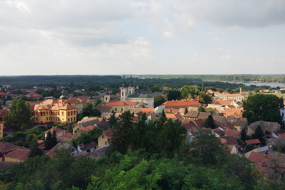 Сремски Карловцы — небольшой городок рядом с Нови⁠-⁠Садом, который славится винодельнями