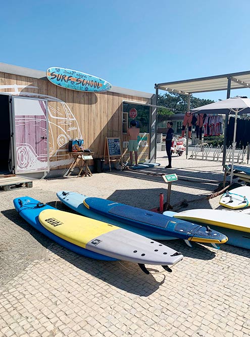 В Португалии множество серф-школ, их можно найти практически на каждом пляже