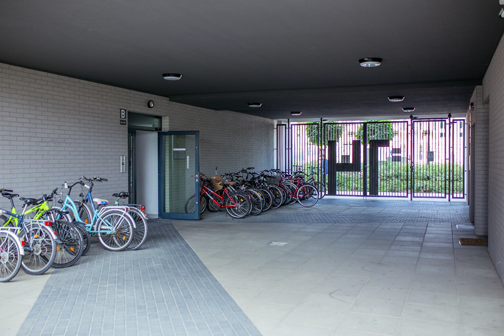 Вход во двор, подъезд и парковка для велосипедов