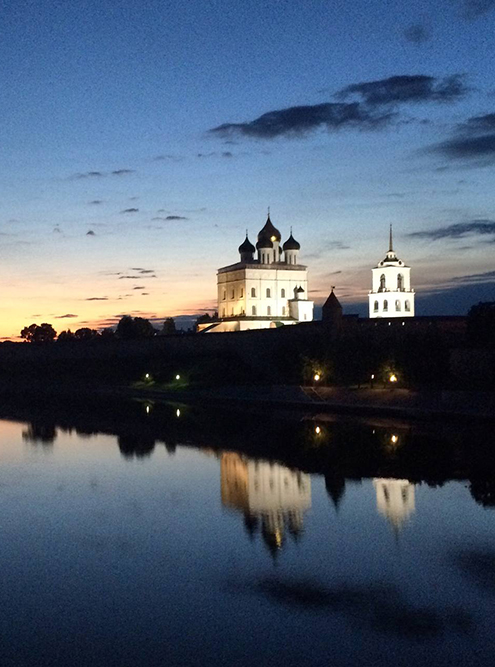 Ночной Псков: вид на Троицкий собор и реку Великую