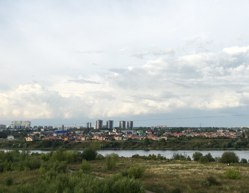 На дальнем берегу реки видно коттеджный район Петропавловский