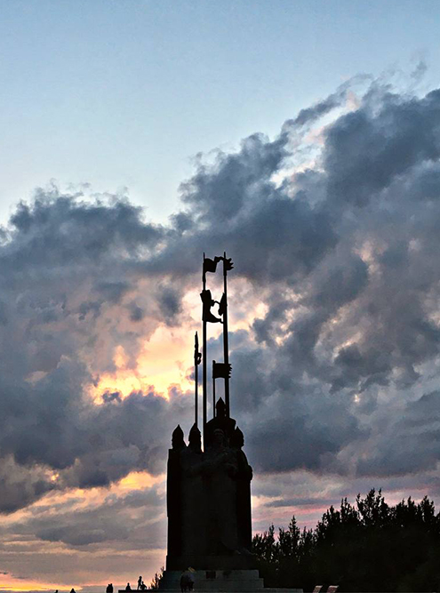 Так выглядит памятник Александру Невскому на закате