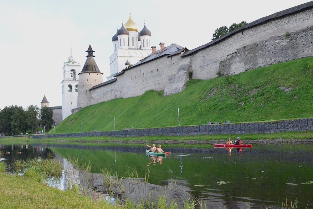На каяках можно увидеть кремль и город с воды