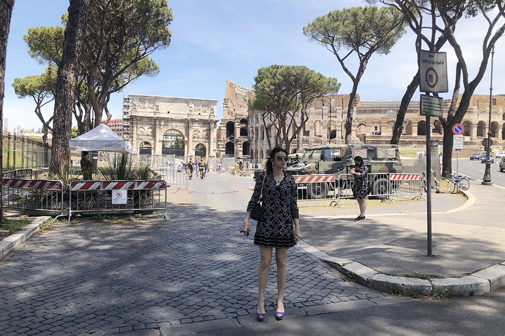 Здесь позади меня арка императора Константина. Она покорила меня красивыми барельефами