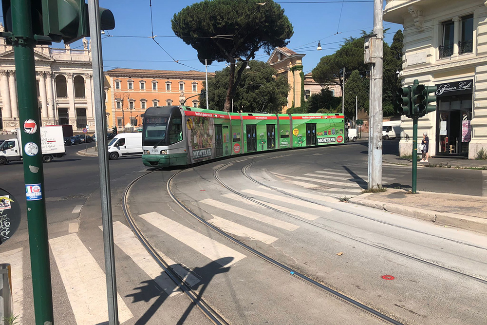 В Риме яркие позитивные трамваи