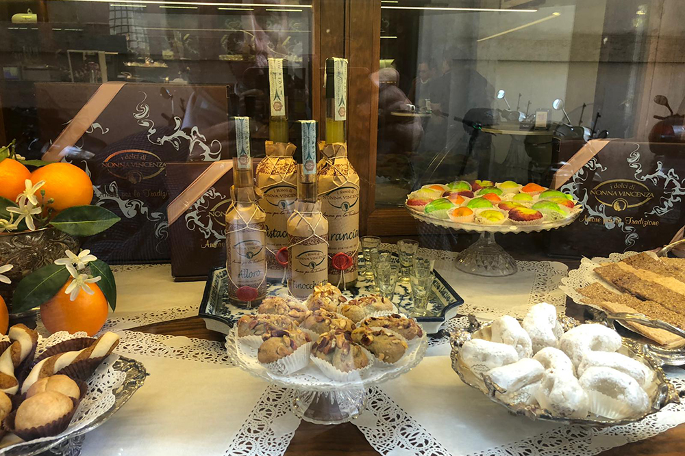 Ассортимент сладостей в итальянском кафе. Большие сицилийские десерты продаются на вес, по 3⁠—⁠5 €, а маленькие пирожные — по 1 €