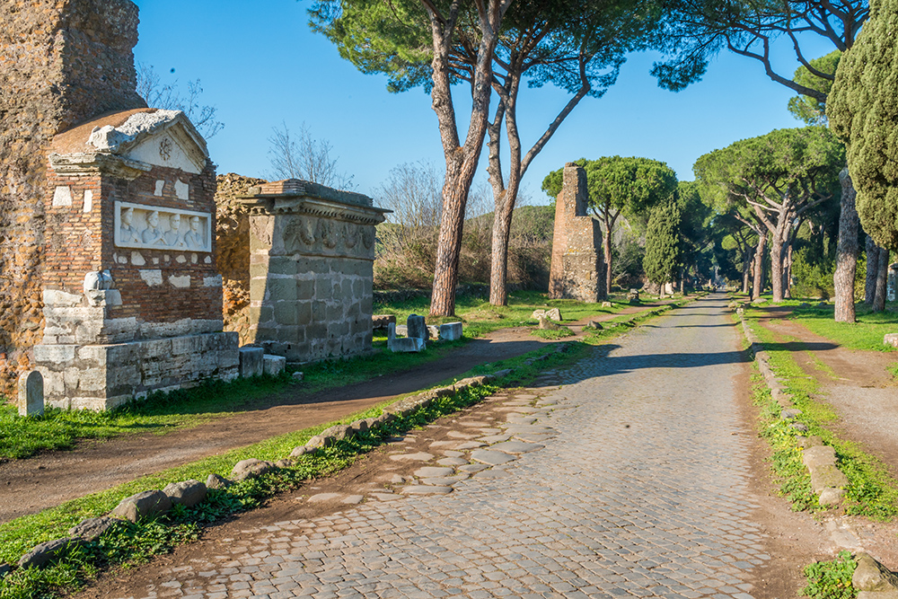 Фрагменты Аппиевой дороги, вокруг которой возвели парк. Источник: Stefano_Valeri / Shutterstock