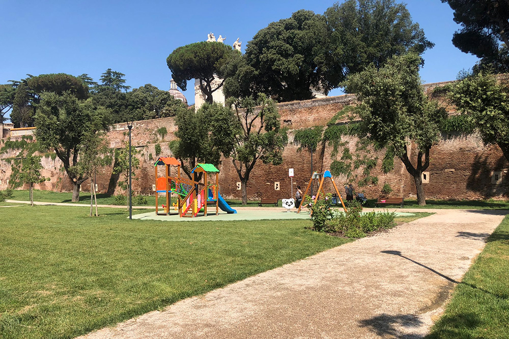 В парках Рима часто есть детские площадки