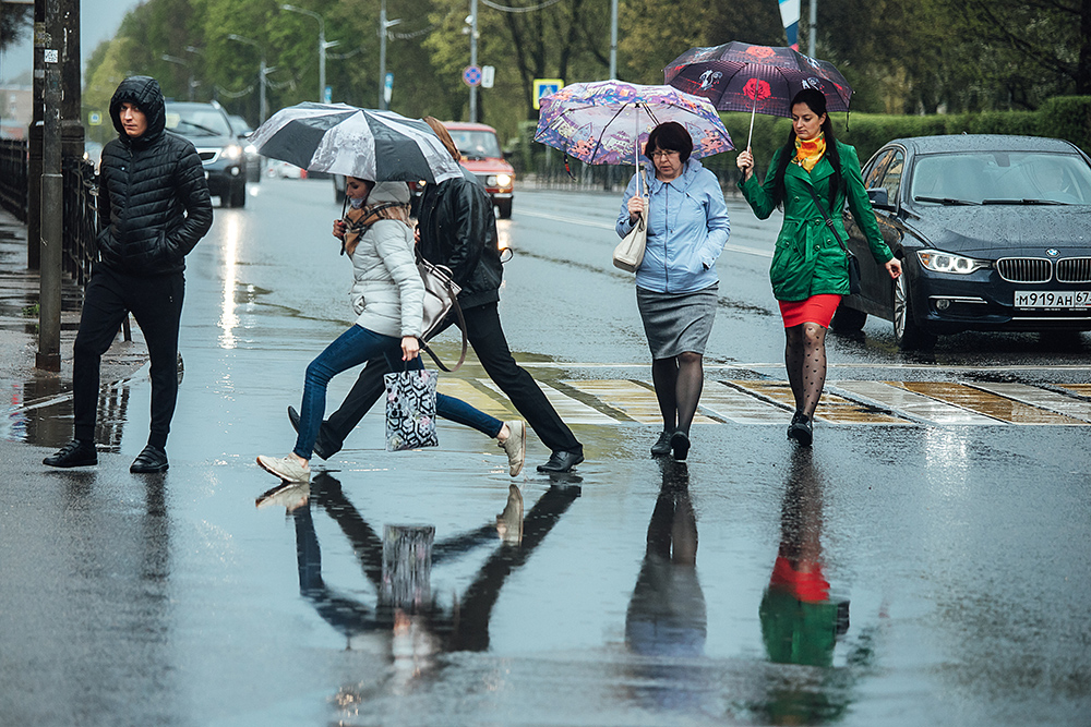 Пешеходный переход в сильный дождь