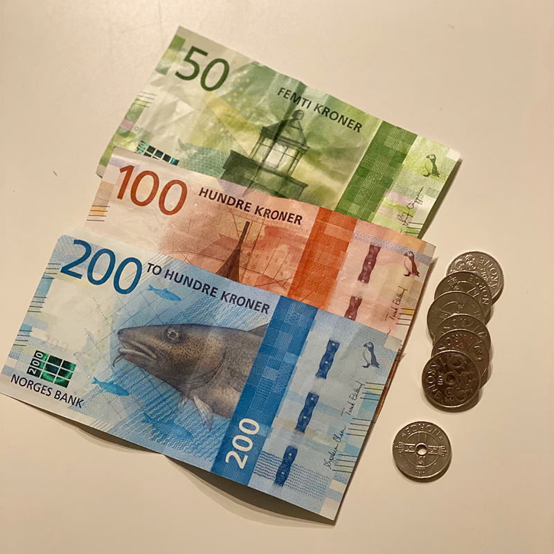 Деньги в Норвегии. 1, 5, 10 и 20 крон — монеты; 50, 100, 200, 500, 1000 крон — купюры