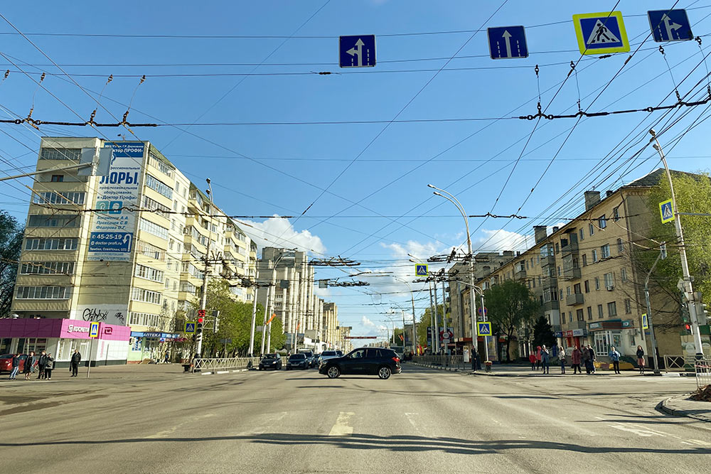 Пересечение двух центральных улиц — Советской и Чичканова