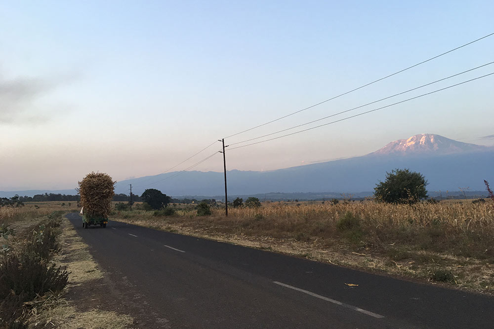 Дорога к нашему отелю и Килиманджаро на закате