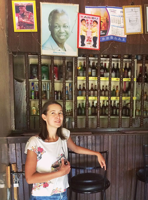 Еще один бар с решеткой. За мной — большая фотография первого президента страны Джулиуса Ньерре, которого все уважительно называют «Учитель». Слева от него мужчина в военной форме — это Джон Магуфули, нынешний президент Танзании