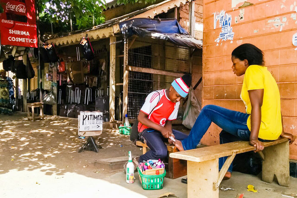 Салон красоты в Моши. Танзанийки стараются следить за внешним видом, поэтому услуги в сфере красоты пользуются большой популярностью. Можно найти предложение на любой бюджет