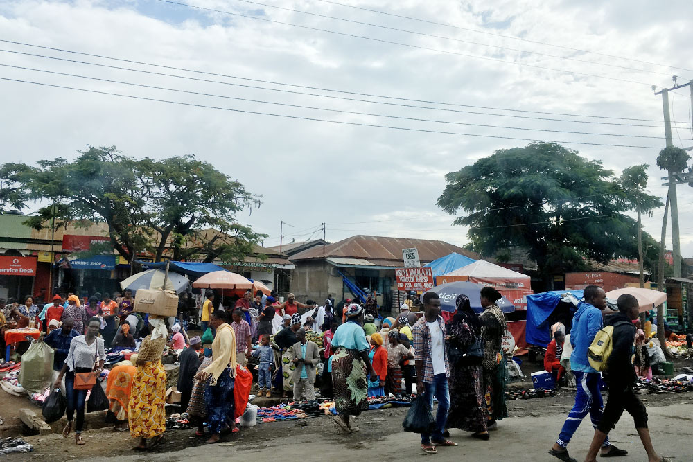 Так выглядит типичная торговля в Танзании: развалы на улице
