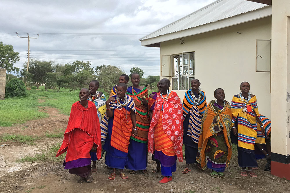 Это одно из племен масаев, традиционно они живут рядом с национальными парками или прямо на территории. Если вас обещают свозить к традиционным племенам, то в 95% это будут деревни масаев. Обычно представление включает национальные танцы