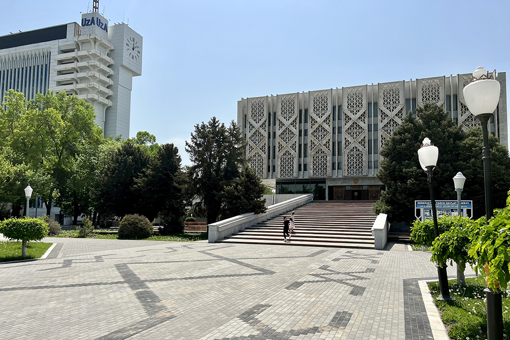 Сразу два представителя стиля сейсмического модернизма: Музей истории Узбекистана и здание издательства