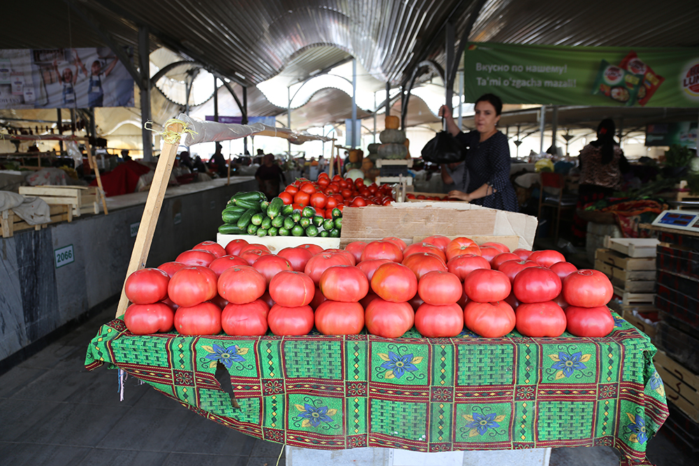 Мне кажется, узбекские помидоры сорта «юсуповский» — самые сладкие и вкусные в мире. Но говорят, отборные увозят в Россию: это выгоднее, чем продавать тут
