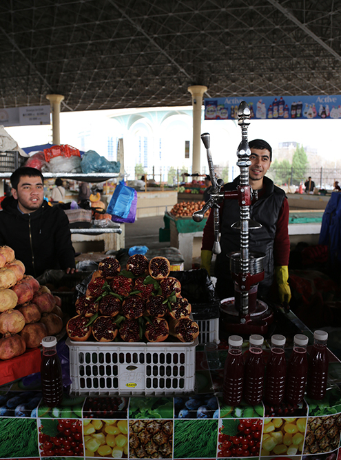 На рынке в сезон выжимают гранатовый сок. Бутылочка, как на фото, стоит 15 000 SUM (97 ₽)