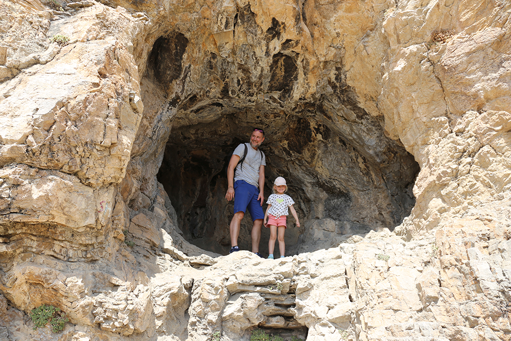 В горах много необычных пещер