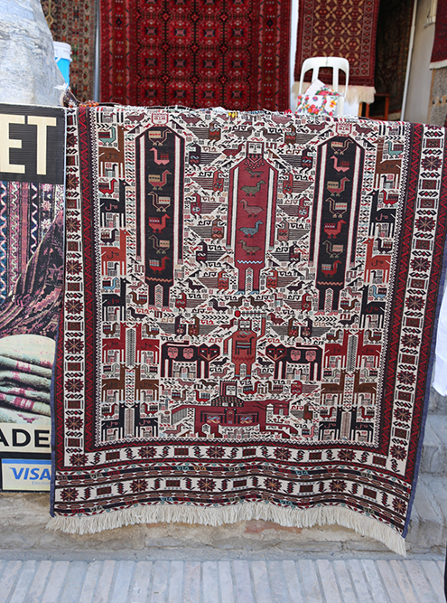 Типичный бухарский килим — тонкий шерстяной ковер