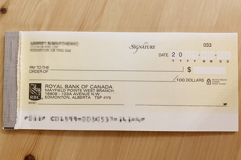 Несколько лет назад Андрей заказал чековую книжку в своем банке за 50 CAD (2850 ₽). Чеков там так много, что ему их хватает до сих пор