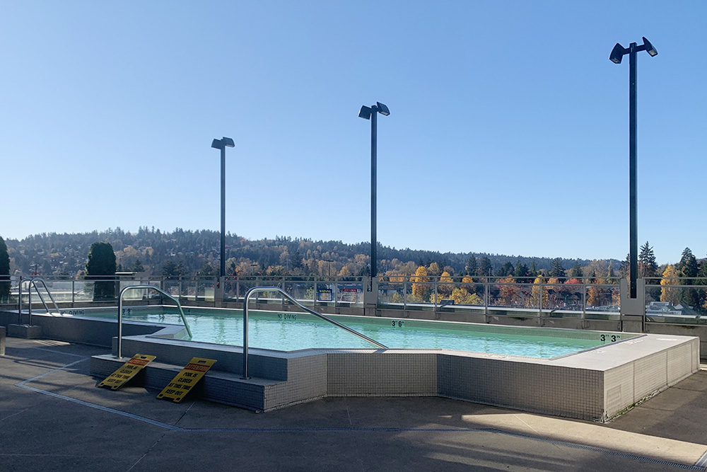 Кроме тренажерного зала для жителей дома есть бассейн, но он находится под открытым небом и работает только весной и летом