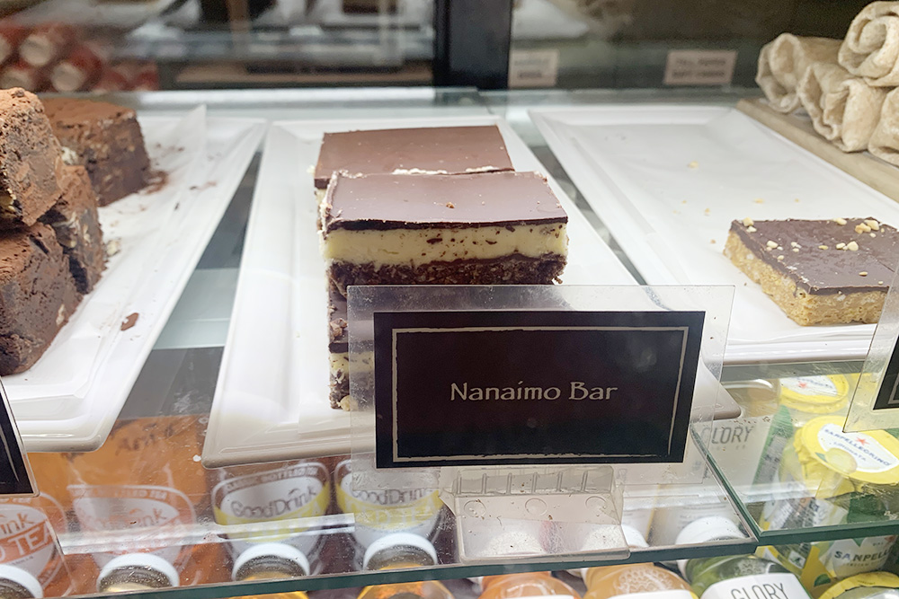 Популярный местный десерт — батончик «Нанаймо», названный в честь одного из городов в Британской Колумбии. Это трехслойное пирожное: первый слой — вафельно-орехово-кокосовая начинка, второй — глазурь из заварного крема, третий — шоколадный ганаш. Представьте, какой там накал сладости! Средняя цена батончика — 4 CAD (228 ₽)