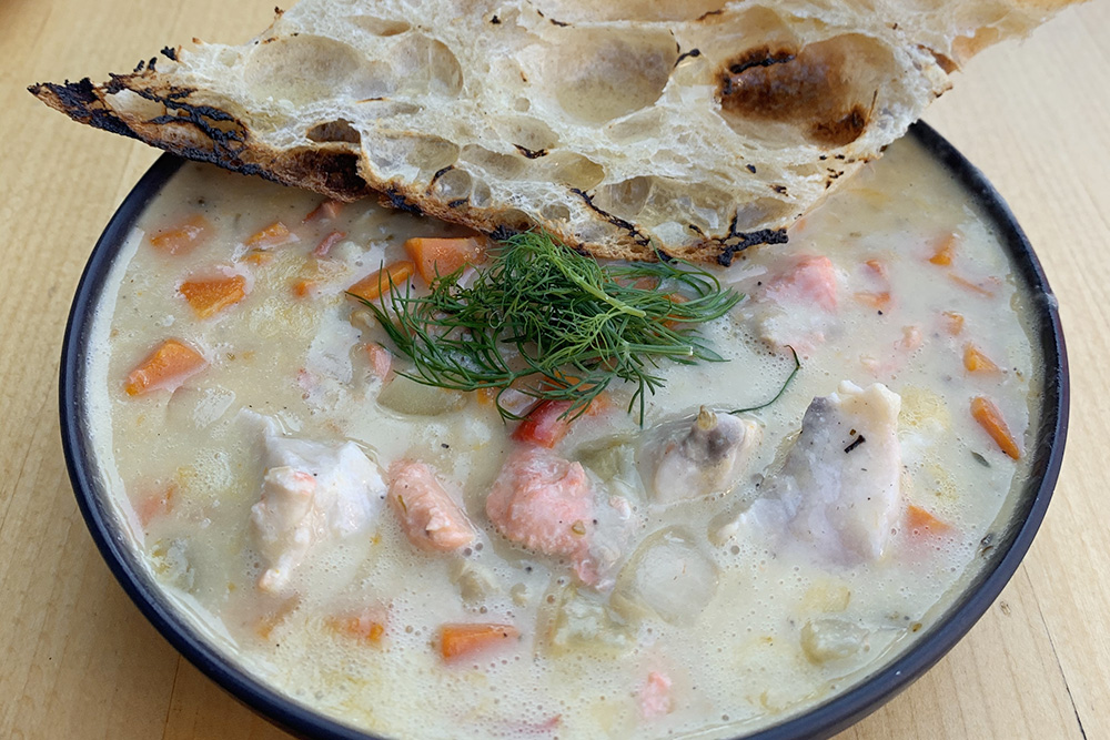 Чаудер — густой суп из нескольких видов рыбы. Его завезли в Канаду уроженцы Франции. Название происходит от французского слова chaudière — «котел». В Британской Колумбии этот суп есть в меню большинства ресторанов, средняя цена — 12 CAD (684 ₽)