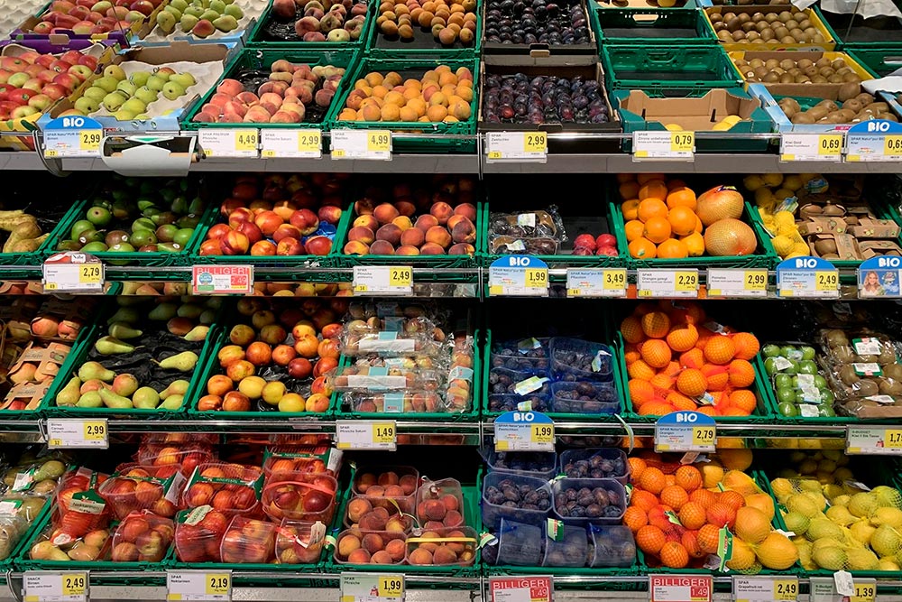Покажу еще фото из супермаркета. Вот цены на фрукты. Килограмм груш — 2,79 € (254 ₽), упаковка слив — 1,99 € (181 ₽)