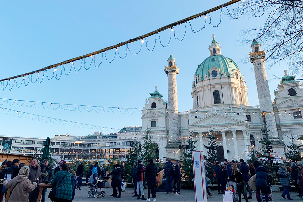 Карлскирхе — собор святого Карла. Это одно из моих любимых мест в Вене. Здесь часто проходят альтернативные выставки, музыкальные фестивали и просто тусовки
