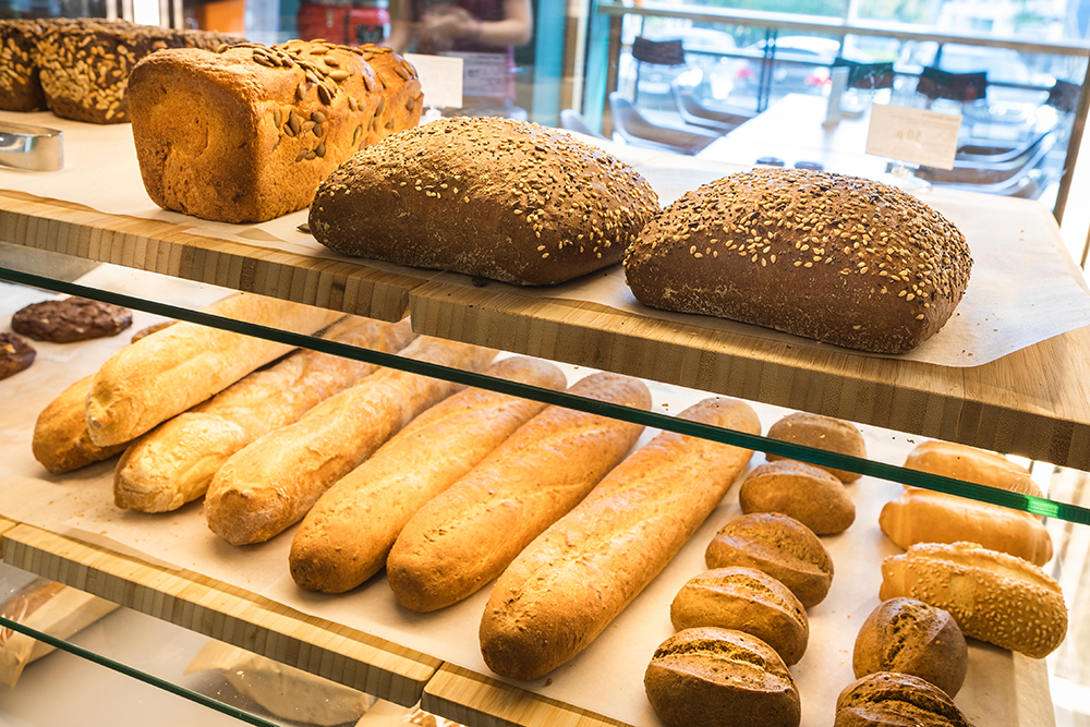 Горячий хлеб испекут к нужному времени, если сделать заказ в чате «Жизньмарта» в Телеграме