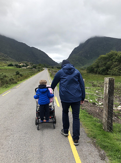 Наша прогулочная коляска для младшего сына со специальной подставкой для старшего — очень удобная штука для долгих пеших прогулок всей семьей