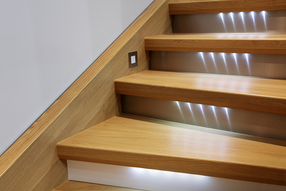 Навигационный свет еще называют подсветкой пола. Здесь светильники на уровне ног помогают пройти по лестнице, при этом не надо включать верхний свет. Источник: Offscreen / Shutterstock