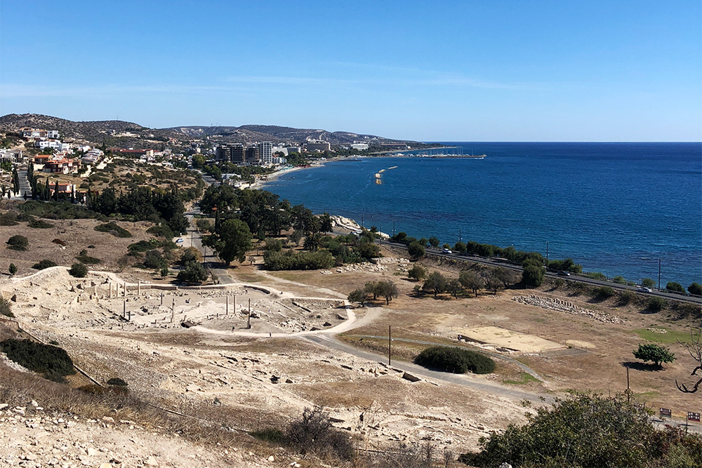Вид с холма на руины Аматуса