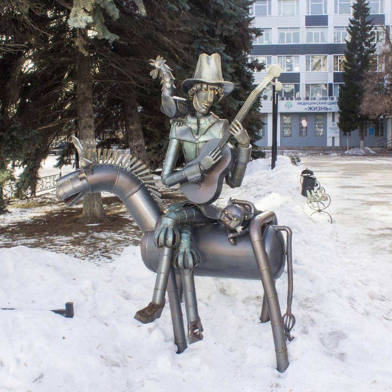 Памятник героям мультфильма «Бременские музыканты» стоит около детской городской поликлиники № 1, неподалеку от дома⁠-⁠музея Плеханова