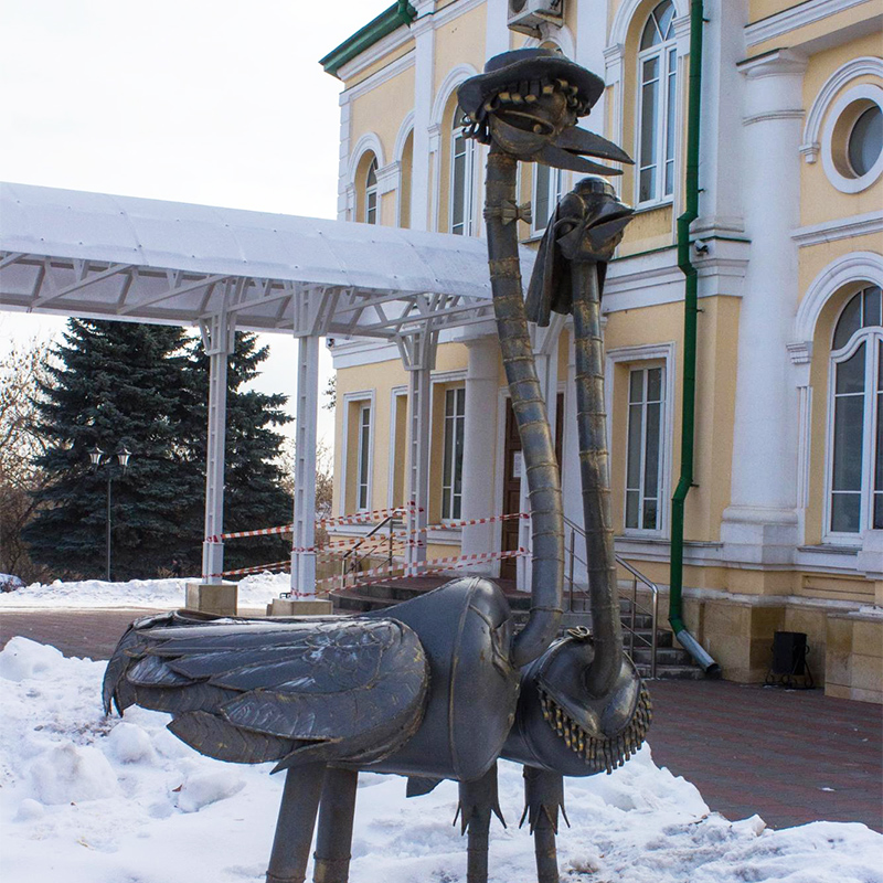 Скульптурная композиция «Влюбленные страусы» расположена рядом с центральным загсом, у входа в Верхний парк