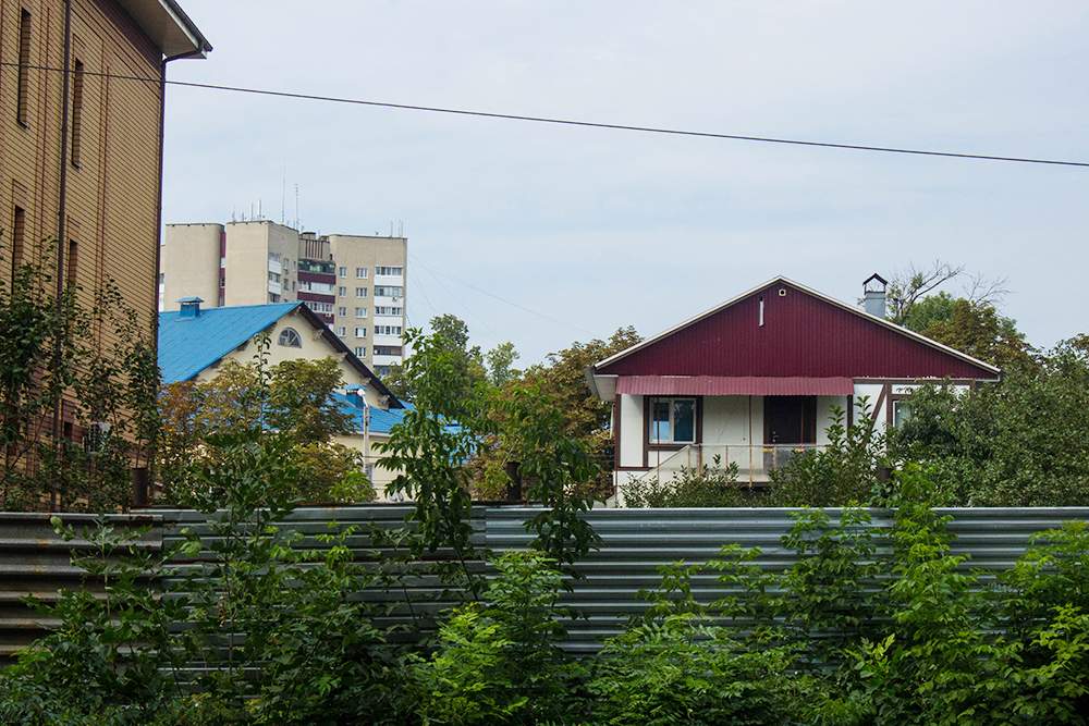 Частные дома соседствуют с высотками даже в центре города. Этот снимок сделан в парке «Быханов сад»