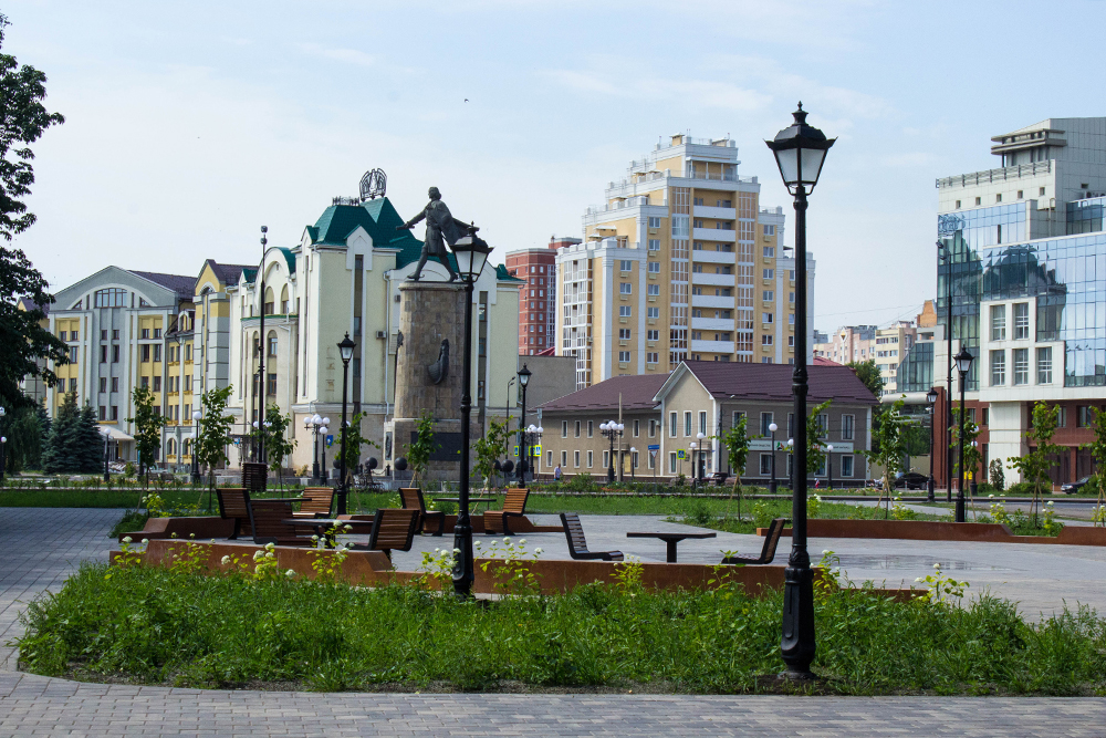 Площадь Петра Первого расположена на границе Советского и Правобережного округов. Здесь проходят все основные мероприятия, в том числе День города