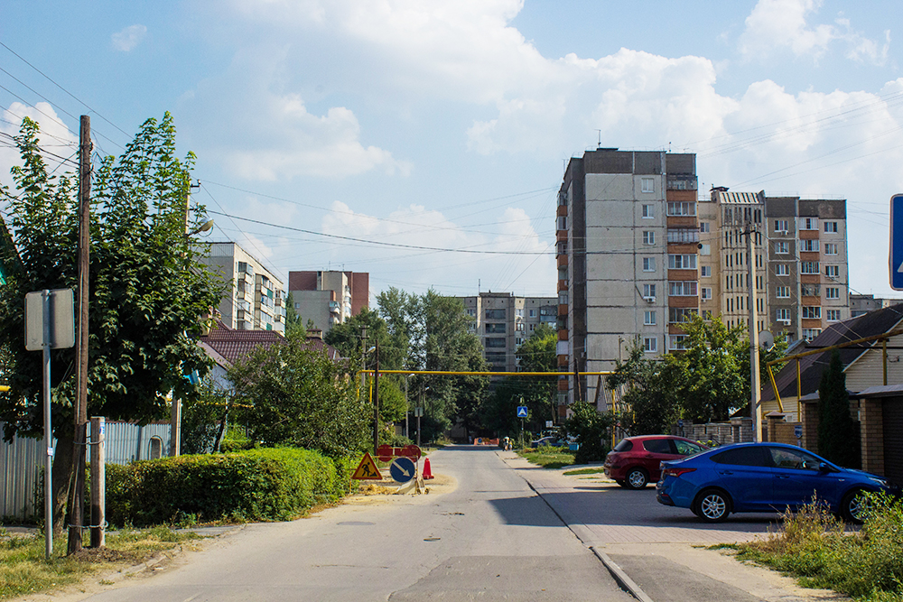 В начале улицы Яна Фабрициуса стоит дорожный знак «Движение запрещено», но автомобилисты часто объезжают по ней улицу Космонавтов, когда там пробка