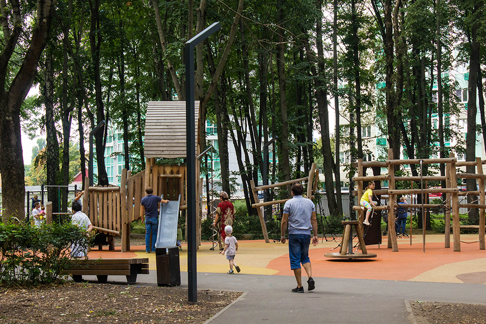 В Быхановом саду есть несколько площадок для детей разного возраста, и здесь всегда много отдыхающих — даже утром в выходной