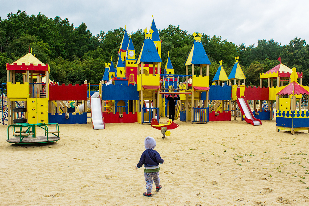 Детская площадка представляет собой большой замок с горками и препятствиями