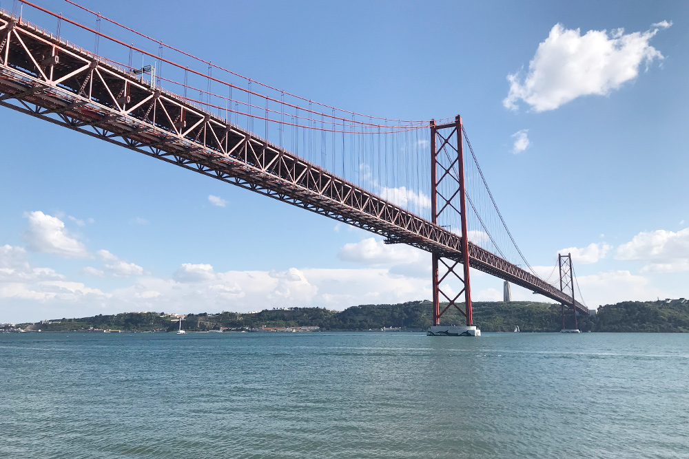 Мост 25 апреля в Лиссабоне