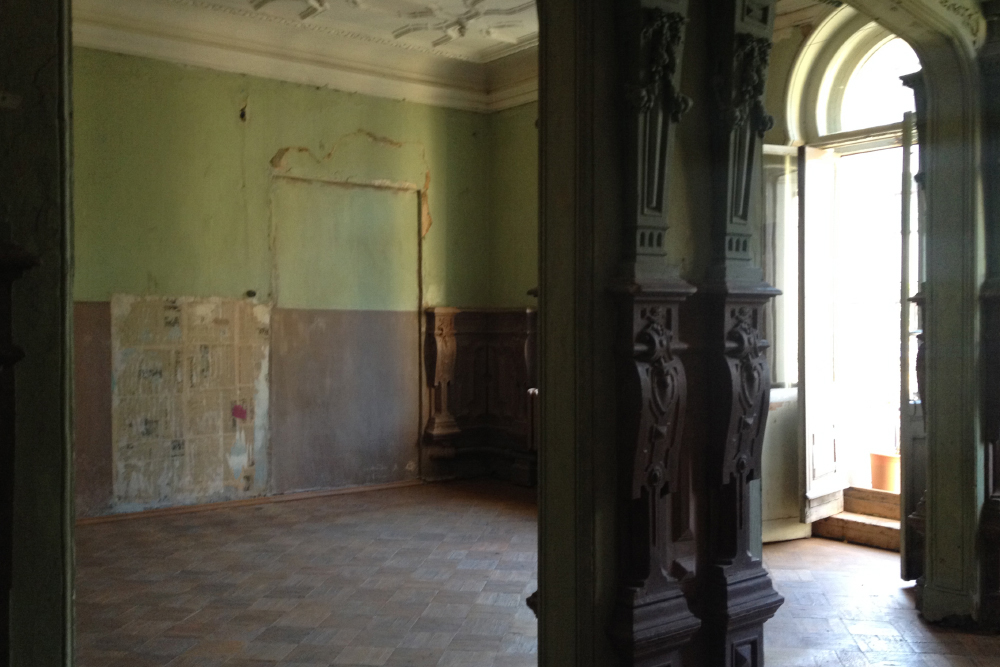 Так сейчас выглядит комната, в которой жил поэт с родителями. После отъезда из СССР сын с ними больше не увиделся