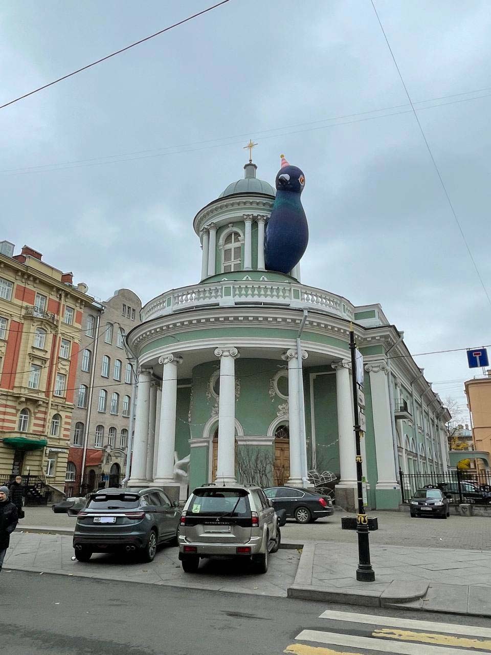 Посмотрите на лютеранскую церковь святой Анны в Санкт-Петербурге