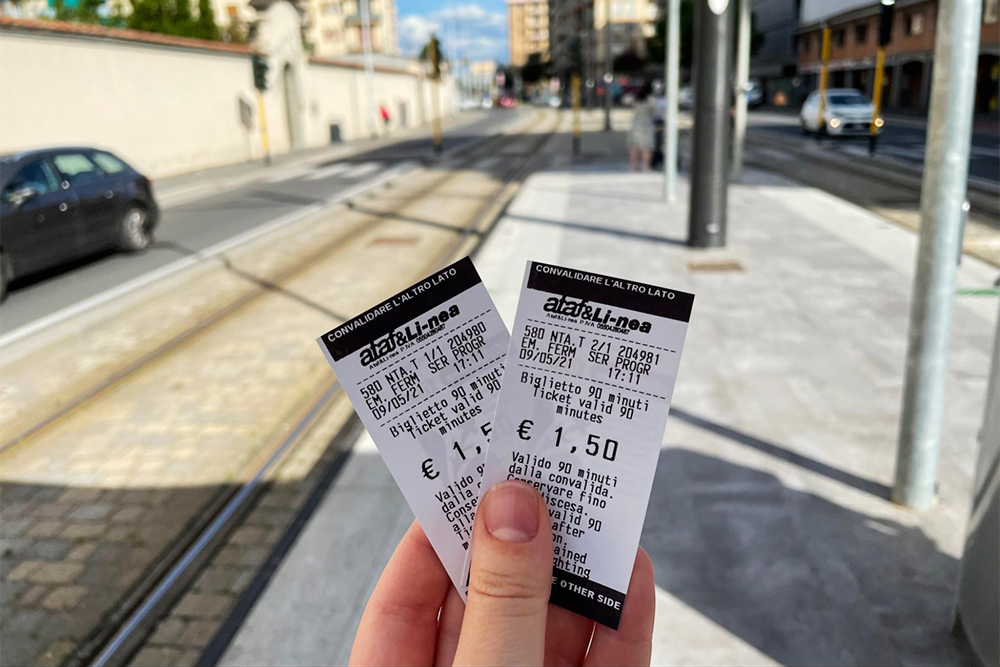 Так выглядят билеты на трамвай. Эти еще не прокомпостированы — на них пока стоит только время покупки. Дата активации печатается на обратной стороне