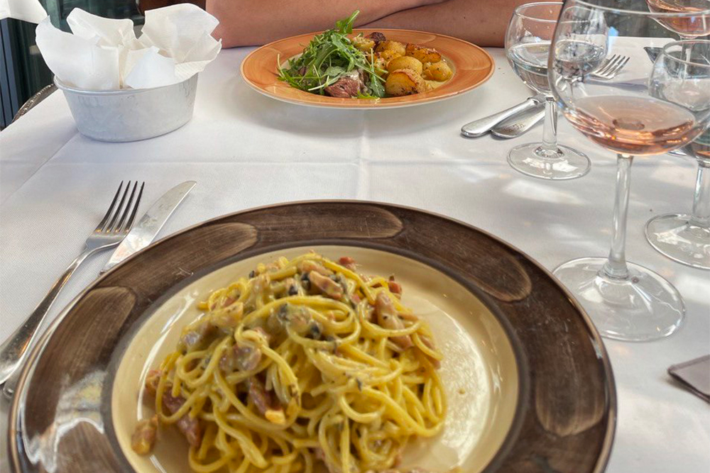 Итальянцы — фанаты своей кухни. Найти в стране кухню других стран мира можно, но выбор будет небольшим. Например, вкусные роллы мы так и не нашли