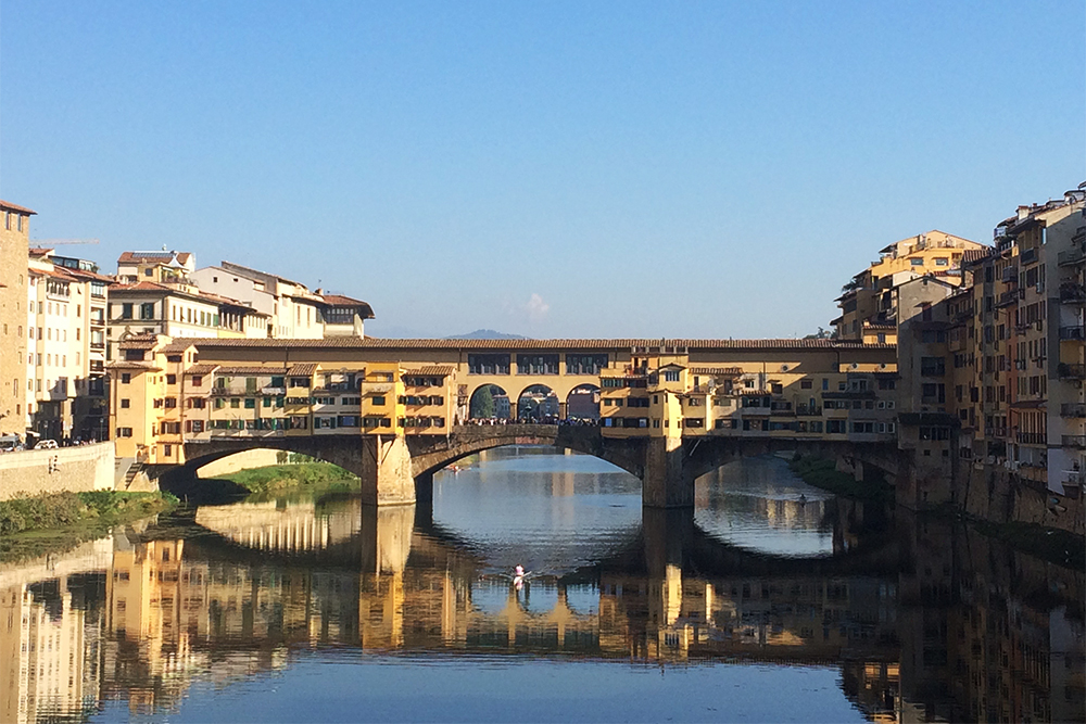 Понте-Веккьо — один из символов Флоренции. На нем расположены ювелирные магазины и мастерские