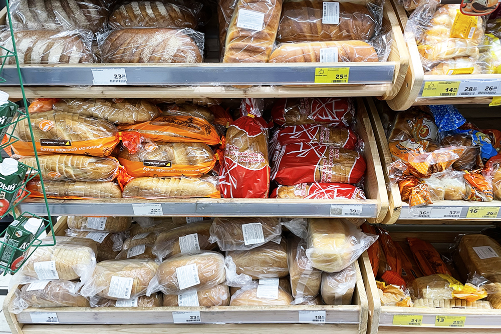 Чаще мы берем нарезной батон от «Покровского хлеба» — это крупный пермский производитель хлебобулочной продукции